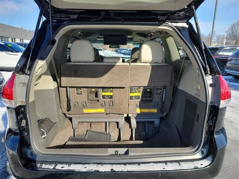 Used 2014 Toyota Sienna XLE image 28