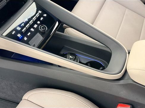 Used 2025 Porsche Macan Electric RWD image 21