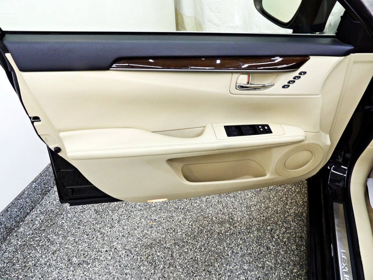 Used 2015 Lexus ES 350 w/ Luxury Package FWD image 7