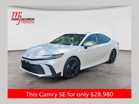 Used 2025 Toyota Camry SE FWD image 1