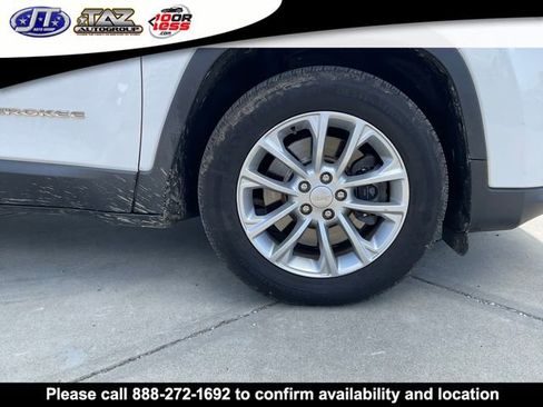 Used 2019 Jeep Cherokee Latitude w/ Popular Appearance Group FWD image 8
