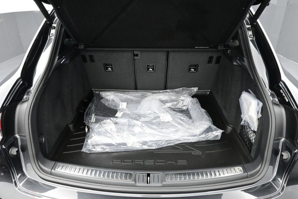 Certified 2025 Porsche Macan AWD/4WD image 15
