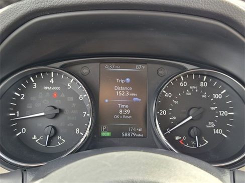 Used 2017 Nissan Rogue SV w/ SV Premium Package image 25