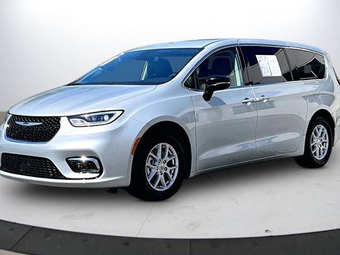 Used 2024 Chrysler Pacifica Touring-L FWD image 4