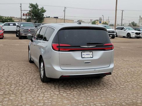 Used 2023 Chrysler Pacifica Touring-L FWD image 6