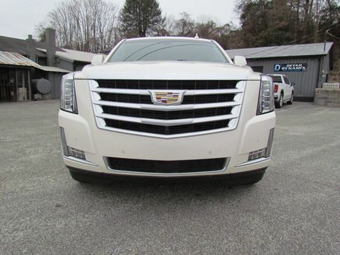Used 2015 Cadillac Escalade Premium image 2