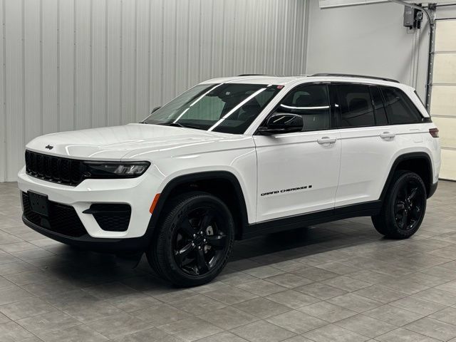 Used 2023 Jeep Grand Cherokee Altitude AWD/4WD image 5