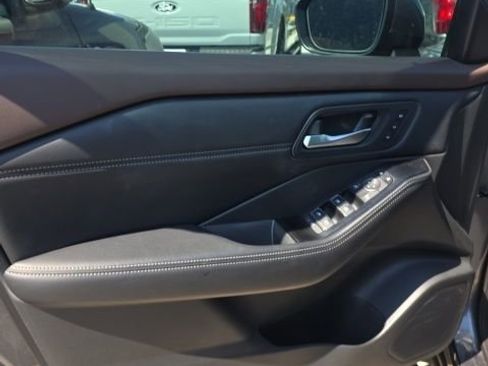 Used 2023 Nissan Rogue SL w/ SL Premium Package image 4