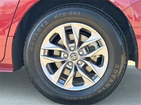 Used 2025 Toyota Sienna XLE image 9