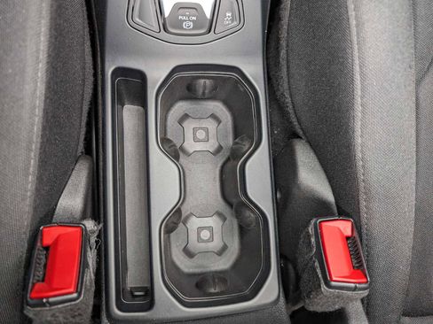 Used 2018 Jeep Renegade Latitude AWD/4WD image 27