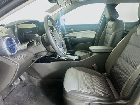 Used 2025 Chevrolet Trax LT w/ LT Convenience Package image 11