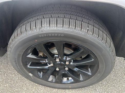 Used 2019 Jeep Grand Cherokee Altitude AWD/4WD image 4