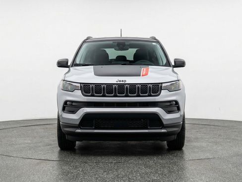 Used 2025 Jeep Compass Trailhawk AWD/4WD image 2