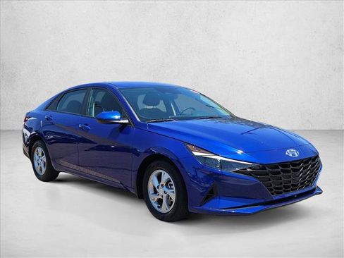 Used 2023 Hyundai Elantra SE w/ Preferred Accessory Package FWD image 3