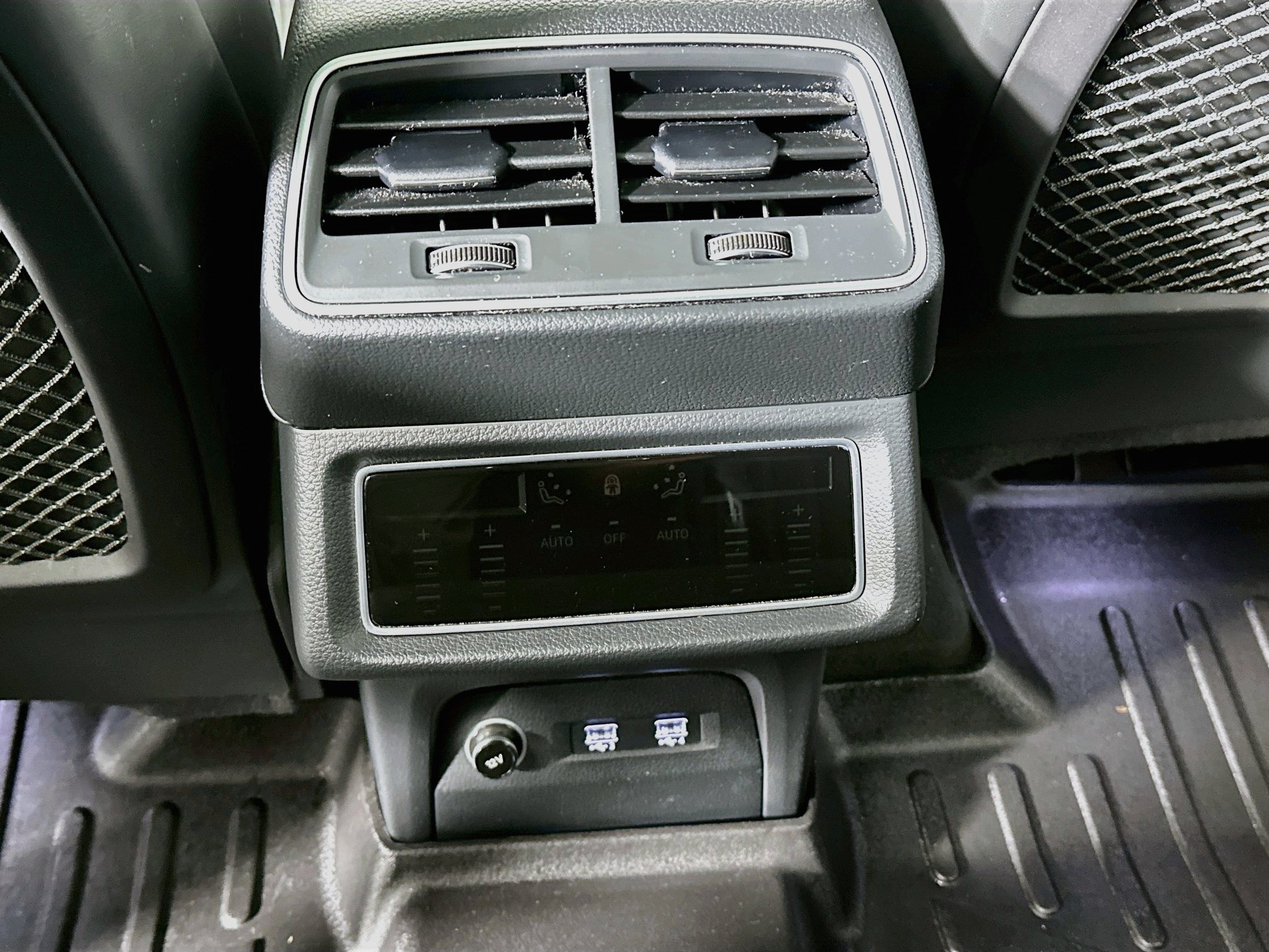 Used 2019 Audi e-tron Prestige w/ Prestige Package AWD/4WD image 28