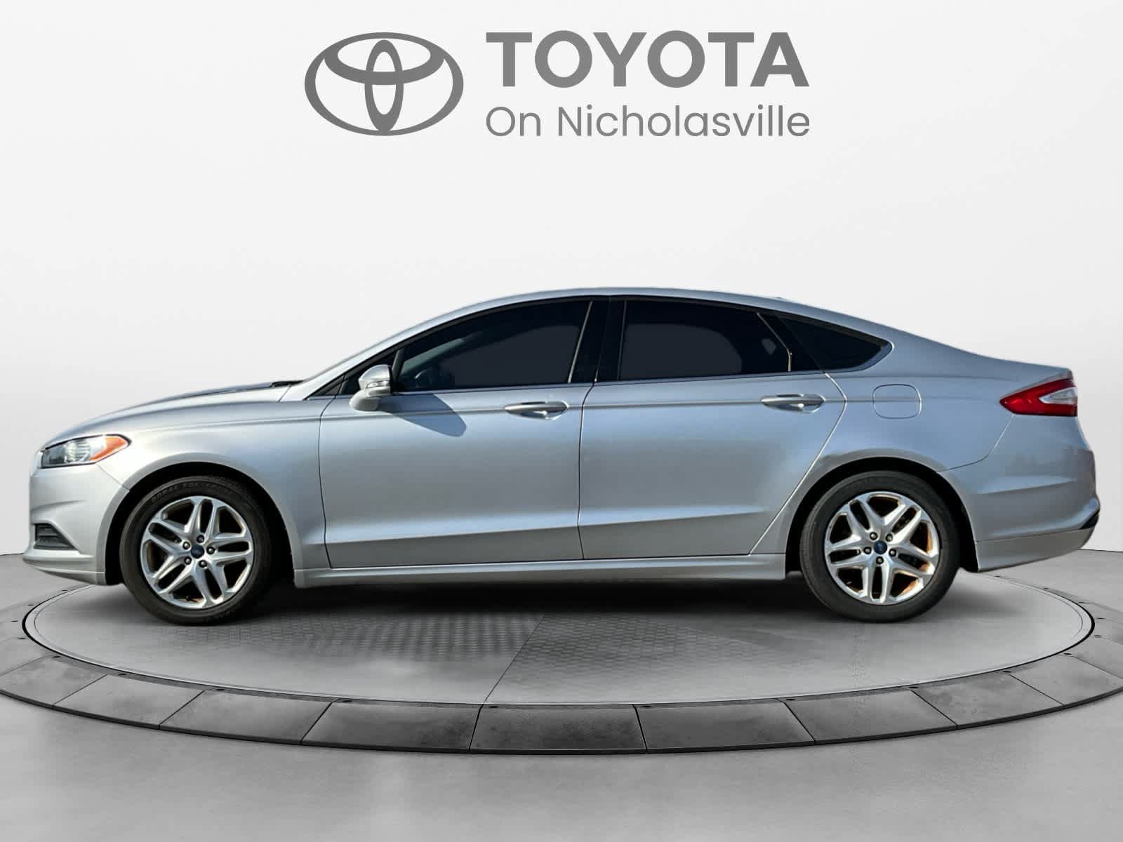 Used 2013 Ford Fusion SE FWD image 2