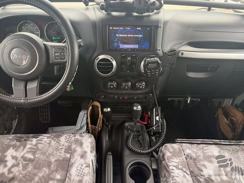 Used 2011 Jeep Wrangler Unlimited Rubicon AWD/4WD image 15