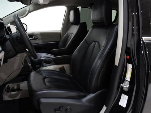 Used 2024 Chrysler Pacifica Touring-L FWD image 20