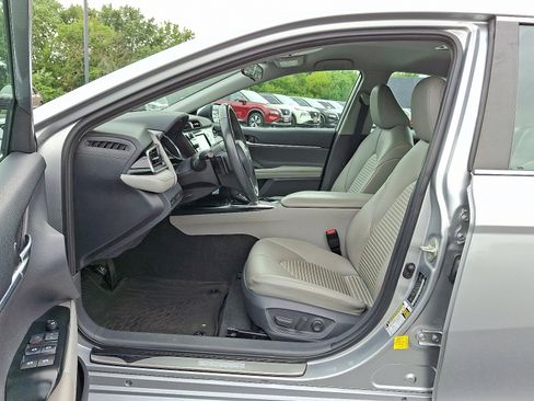 Used 2019 Toyota Camry image 15