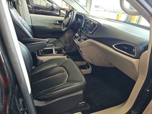 Used 2023 Chrysler Pacifica Touring-L FWD image 10