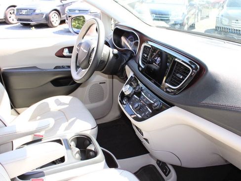 Used 2017 Chrysler Pacifica Limited FWD image 12