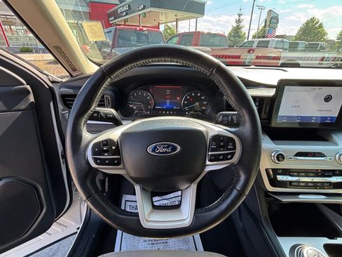 Used 2021 Ford Explorer XLT AWD/4WD image 16