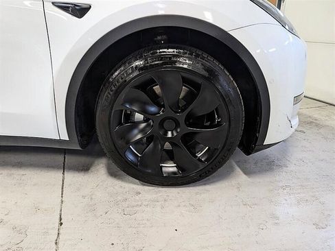Used 2022 Tesla Model Y Long Range image 12