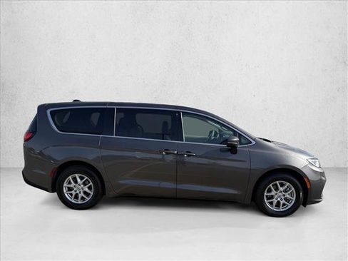 Used 2023 Chrysler Pacifica Touring-L FWD image 4