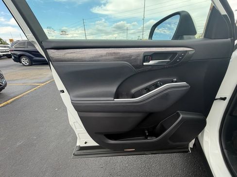 Used 2020 Toyota Highlander Platinum image 9