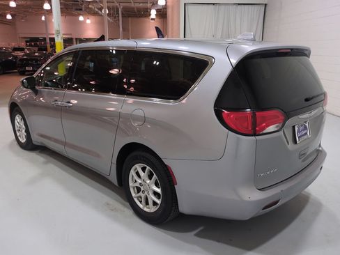 Used 2017 Chrysler Pacifica Touring FWD image 5