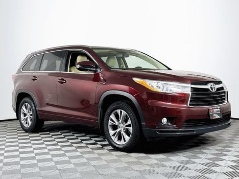 Used 2014 Toyota Highlander XLE AWD/4WD image 1
