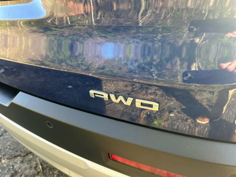 Used 2023 GMC Acadia SLE w/ Driver Convenience Package image 16