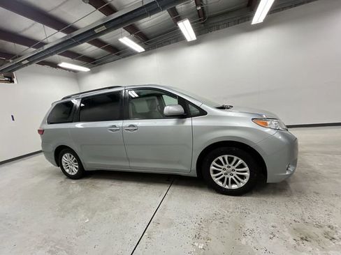 Used 2015 Toyota Sienna XLE image 9