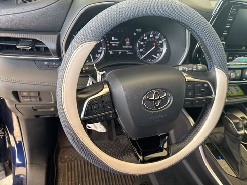 Used 2021 Toyota Highlander XSE AWD/4WD image 8