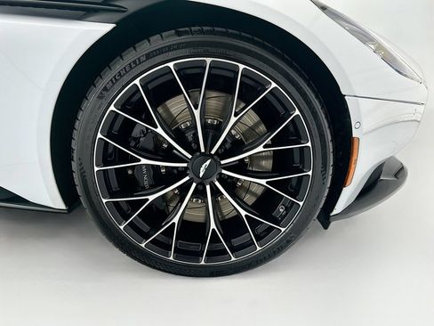 Used 2023 Aston Martin DB11 Coupe RWD image 29