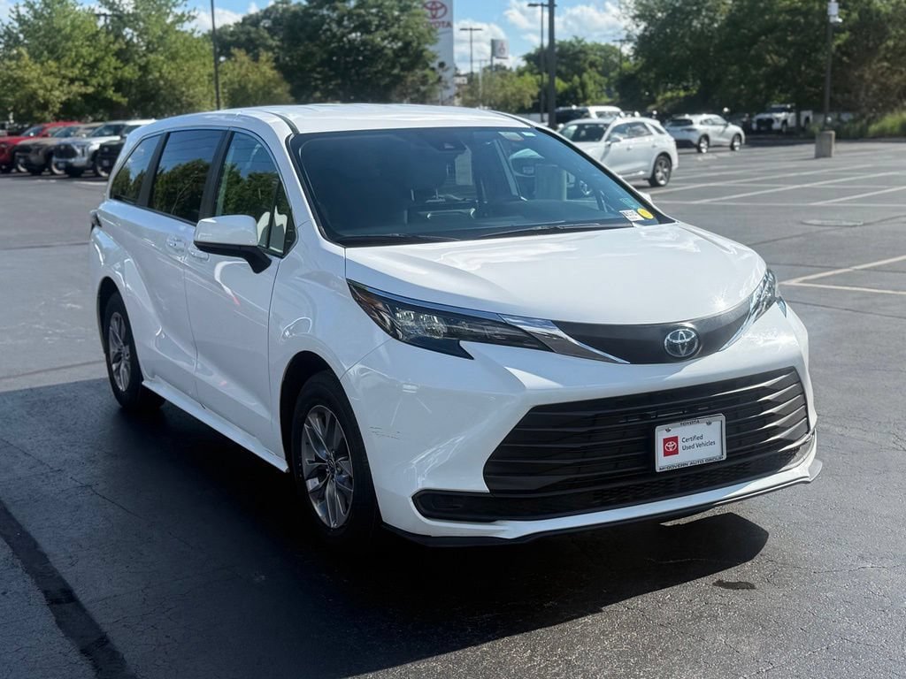 Certified 2025 Toyota Sienna LE FWD image 9