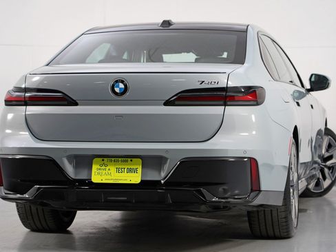 Used 2024 BMW 740i w/ Premium Package 2 RWD image 5
