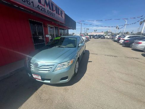 Used 2010 Toyota Camry LE image 2