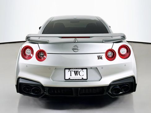 Used 2024 Nissan GT-R Premium w/ Premium Interior Package AWD/4WD image 6