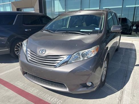 Used 2017 Toyota Sienna XLE image 2