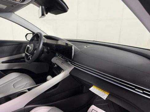 Used 2026 Hyundai Elantra Limited FWD image 31