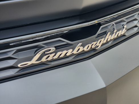 Used 2025 Lamborghini Urus SE image 10