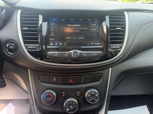 Used 2018 Chevrolet Trax LT w/ LT Convenience Package FWD image 19