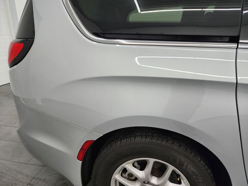 Used 2024 Chrysler Pacifica Touring-L FWD image 24