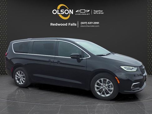 Used 2025 Chrysler Pacifica Select AWD/4WD image 13
