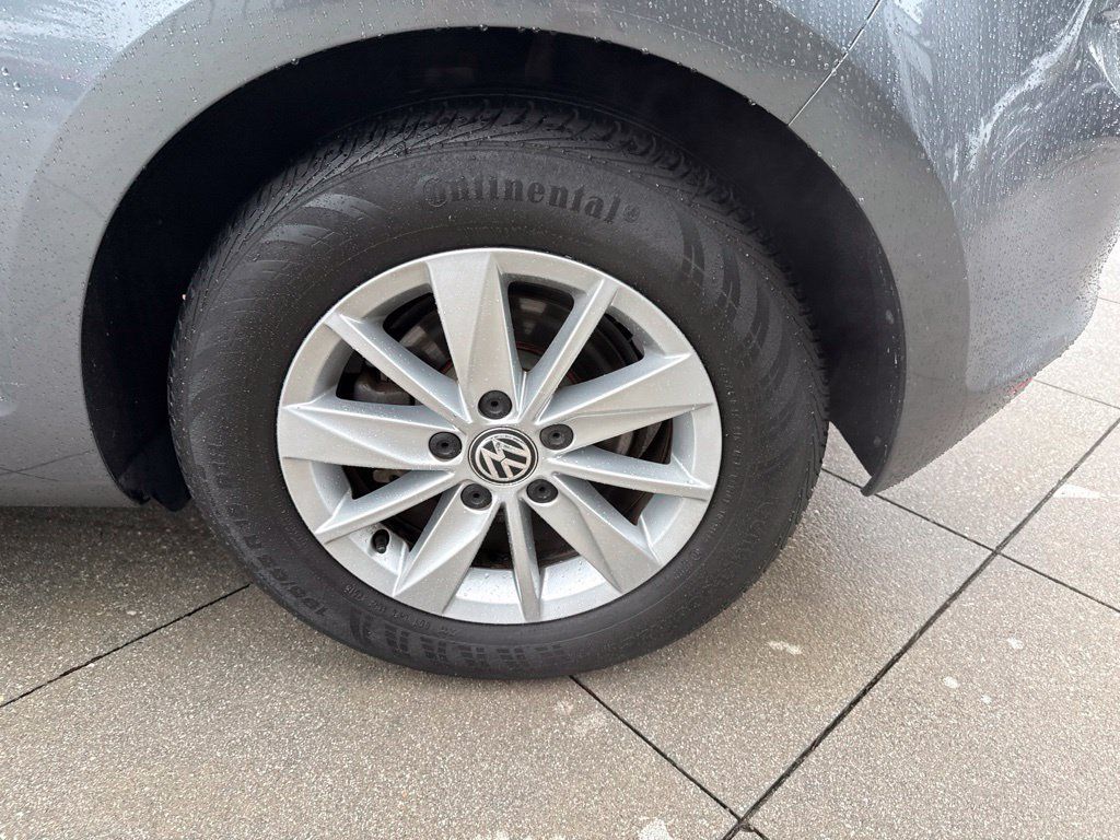 Used 2015 Volkswagen Golf S FWD image 19