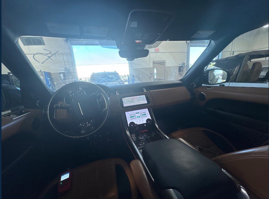 Used 2018 Land Rover Range Rover Sport SE AWD/4WD image 3