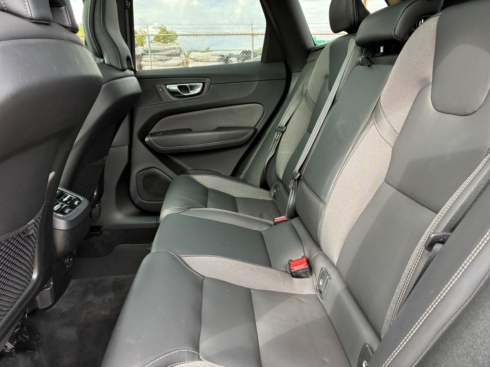 Used 2022 Volvo XC60 B5 R-Design w/ Advanced Package AWD/4WD image 17