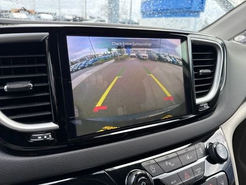 Used 2024 Chrysler Pacifica Touring-L image 25