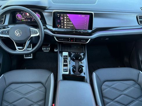 Used 2025 Volkswagen Atlas Peak Edition SE image 3